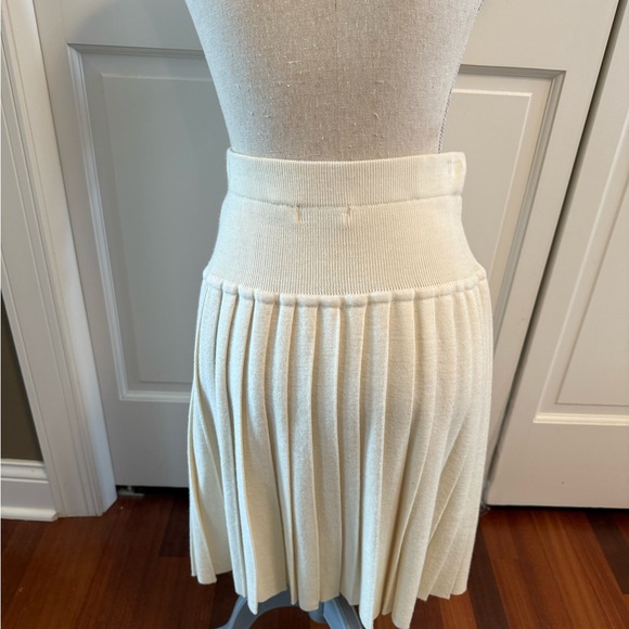 Liz Claiborne Cream Pleated Skirt - Picture 2 of 3